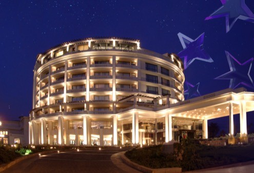 Hotel Casino Enjoy Viña del Mar de noche, frente al Pacífico
